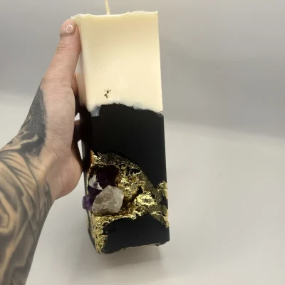 Dark Crystal Geode Candle – Handmade Black & Gold Soy Candle1 A dark luxury candle inspired by raw earth, gold veins and crystal energy.