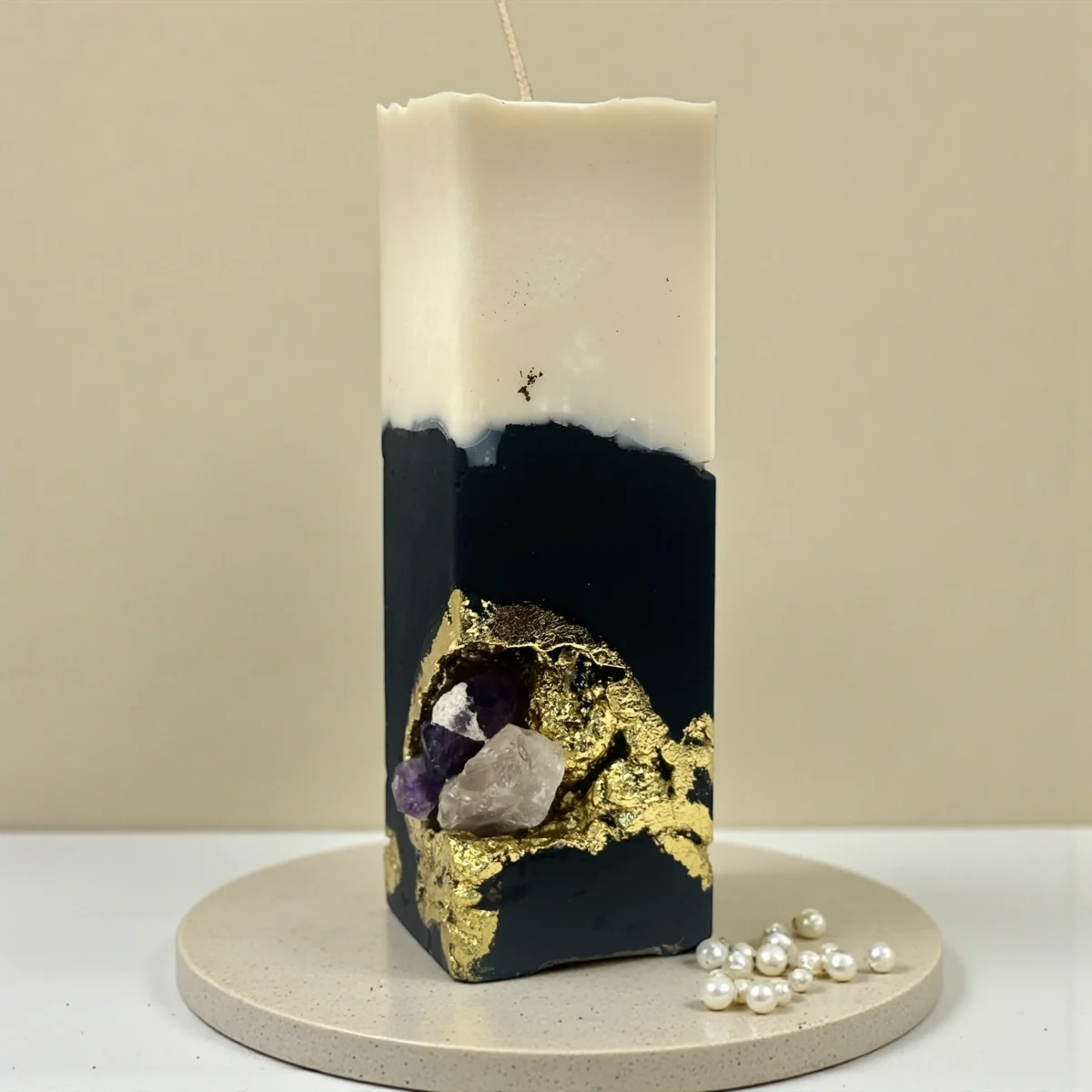 Dark Crystal Geode Candle – Handmade Black & Gold Soy Candle A dark luxury candle inspired by raw earth, gold veins and crystal energy.