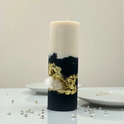 Luxury Black & Gold Crystal Soy Wax Candle – Handmade Statement Décor Handmade luxury soy wax candle with black and ivory layers, gold leaf accents and natural crystal, displayed on a gold tray.