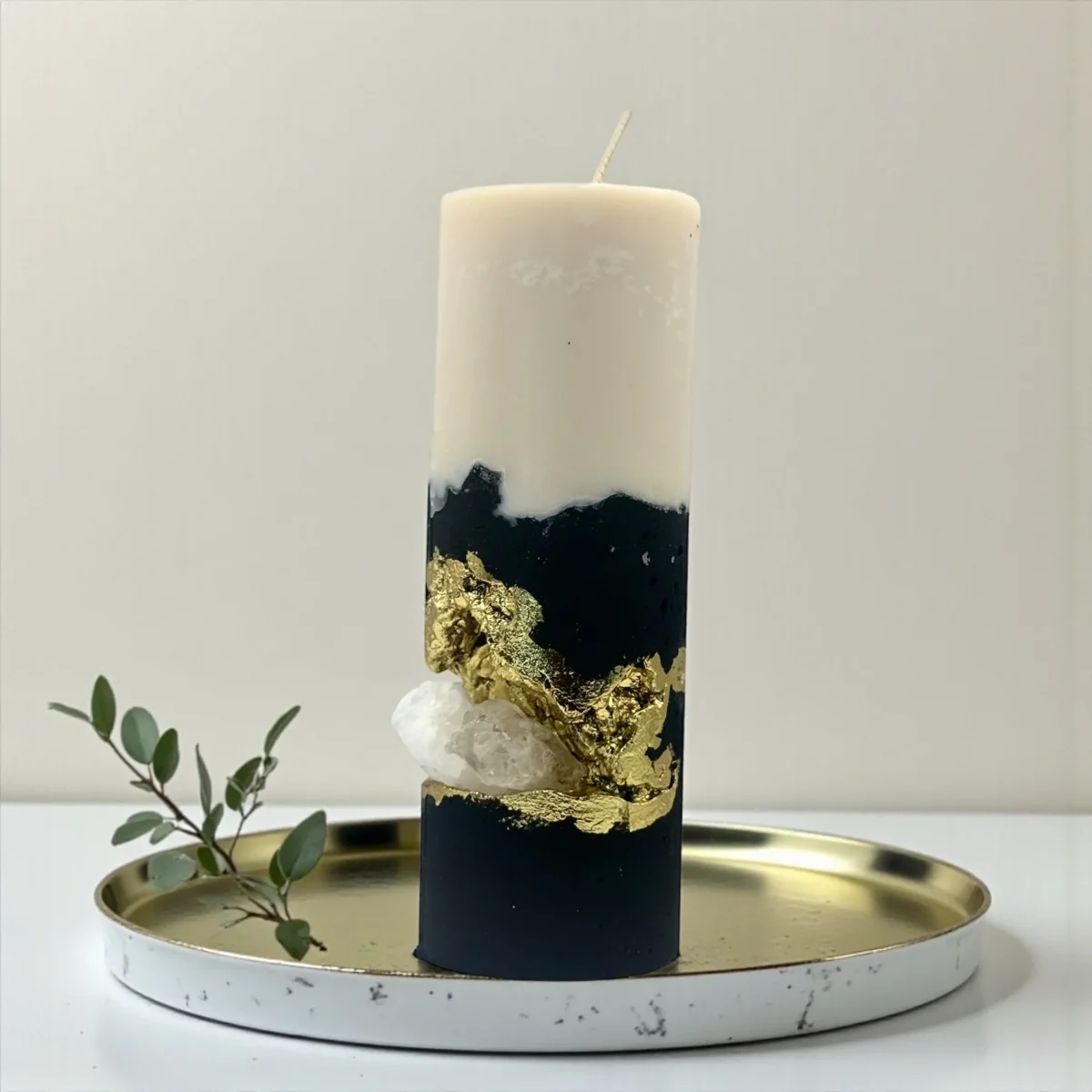 Luxury Black & Gold Crystal Soy Wax Candle – Handmade Statement Décor Handmade luxury soy wax candle with black and ivory layers, gold leaf accents and natural crystal, displayed on a gold tray.