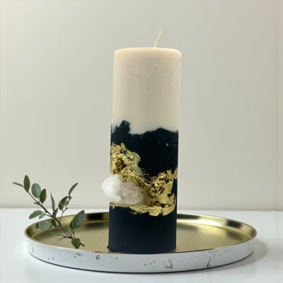 Luxury Black & Gold Crystal Soy Wax Candle – Handmade Statement Décor Handmade luxury soy wax candle with black and ivory layers, gold leaf accents and natural crystal, displayed on a gold tray.