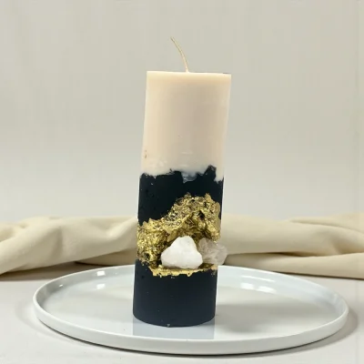 Luxury Black & Gold Crystal Soy Wax Candle – Handmade Statement Décor Handmade luxury soy wax candle with black and ivory layers, gold leaf accents and natural crystal, displayed on a gold tray.