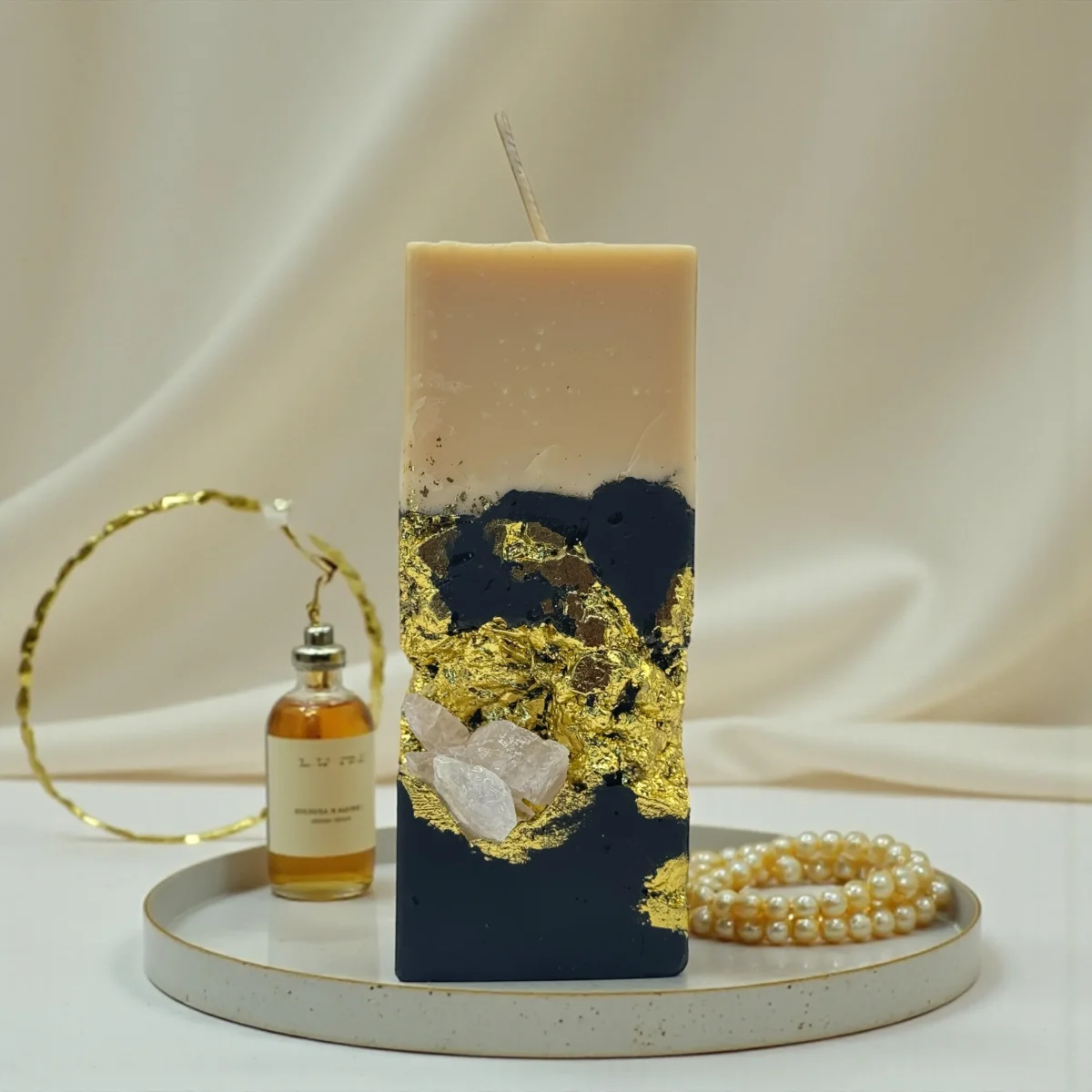 Smoky Seduction – Luxury Black & Gold Rose Quartz Soy Wax Candle Smoky Seduction luxury handmade soy wax candle with black and ivory layers, gold leaf accents and a natural rose quartz crystal, elegant statement décor.