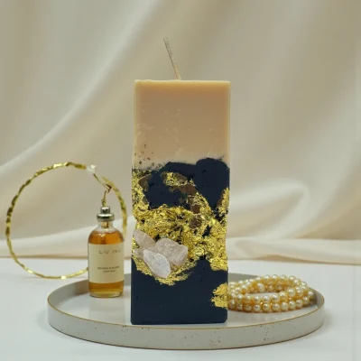 Smoky Seduction – Luxury Black & Gold Rose Quartz Soy Wax Candle Smoky Seduction luxury handmade soy wax candle with black and ivory layers, gold leaf accents and a natural rose quartz crystal, elegant statement décor.