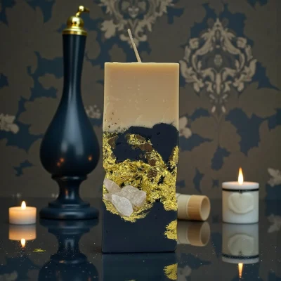 Smoky Seduction – Luxury Black & Gold Rose Quartz Soy Wax Candle Smoky Seduction luxury handmade soy wax candle with black and ivory layers, gold leaf accents and a natural rose quartz crystal, elegant statement décor.